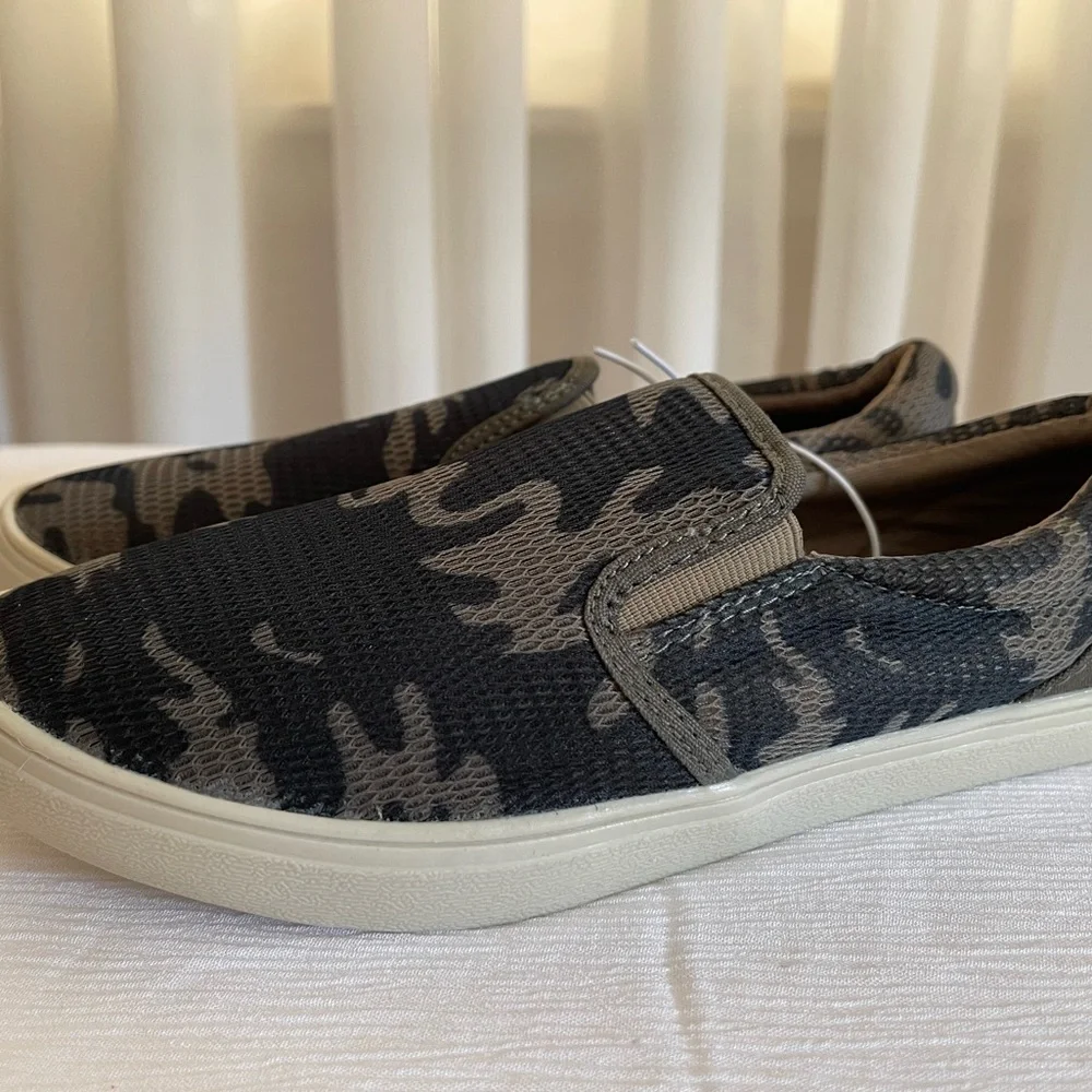 Boy slip on sneakers camouflage size 4